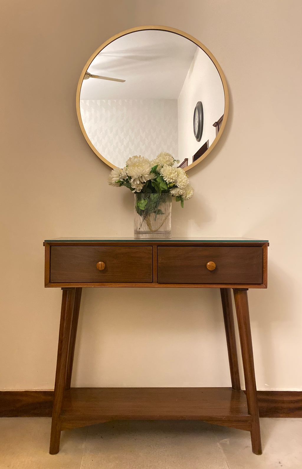 O - Circular - round - wall - mirror - gold - lifestyle